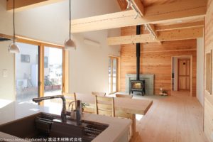 外観｜焼杉の外壁と薪ストーブの家