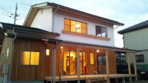 外観が木目の住宅