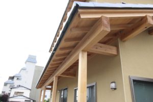 室外に広い縁側(濡れ縁)を設けた施工事例