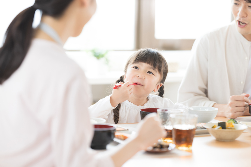 朝食をしっかり食べる幼児